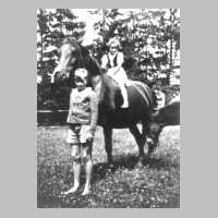 107-0030 Herfried und Marlene Wenzel mit der Stute und dem Fohlen im Rossgarten.jpg